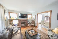 Stylish craftsman, perfect for groups, steps away from Downtown!