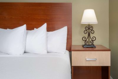 モービリティアクセス可能 キングサイズベッドルーム アクセシブルシャワー付き ベストウエスタン レッド ヒルズの写真