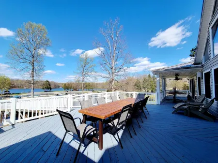 Breathtaking ICONIC Lake Anna Waterfront Property Отели в г. Каку