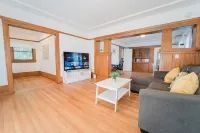 425A- Upper 2B1B Unit Gated Parking near Bart & FW, shops and restaurants