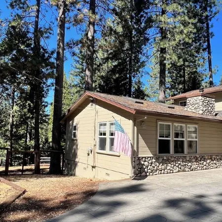 Spacious, Family Friendly, Hot Tub, Game Room, Forest View, Fireplace, 2 decks