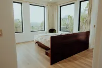 Overlook Tower - Views, Hot Tub, RV/Tesla Hookup & Plenty of Parking!