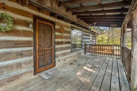 Privacy and peace at the cozy Cabin. Family friendly and pet friendly