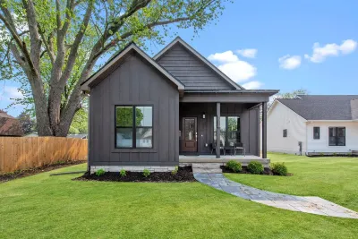 Luxury Property-Walk to Lake and Downtown Lake Geneva. Pet Friendly, Sleeps 8