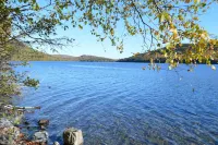 Allagash Elevated Escape • Cedar Hot Tub • Outdoor Entertaining • Riverfront