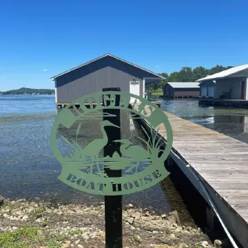 Cabin retreat on beautiful Lake Guntersville!  Perfect for families/fisherman!
