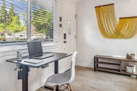 Designer Home Near Stanford/Tech Hub+AC/Gym/Office/BBQ. Two Bed/One Bath.