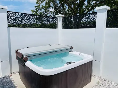 Modern luxury vacation home Отели в г. Линн Тауншип