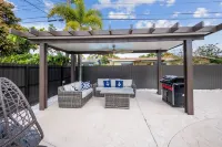 Hard Rock Tropical Vacation Near beaches and airport. All Ages Welcome Sleeps 10