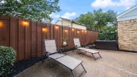 Modern Family Haven, Pool, Game Room,Sky Lit Atrium,5 bedrooms,King beds,3 baths Hotels near My Eyelab