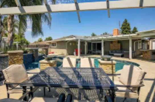 Hot Tub & Pool with 5 Cozy Bedrooms