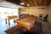 The Traveler's House-Central to All, Hilltop, Hot Tub, Gameroom, Firepit, Skiing