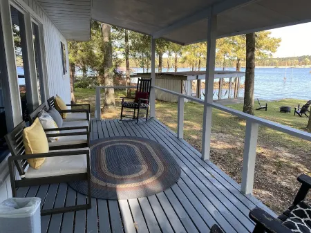 Escape to Serenity Lake House on Lake D'Arbonne, Fire Pit, Porch and Boat House Отели в г. Юнион Пэриш
