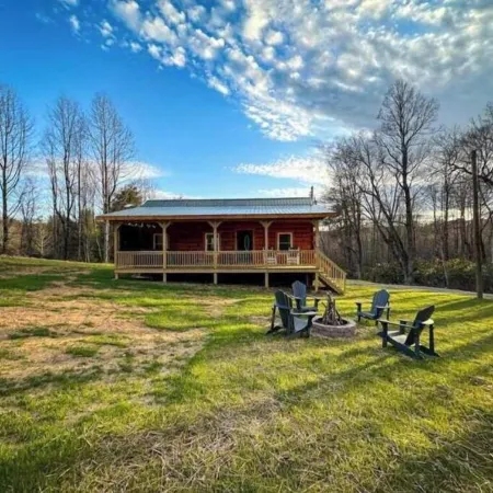 Chantilly Ridge. Hot Tub, Wifi, Near Blue Ridge Parkway