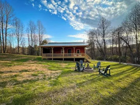 Chantilly Ridge. Hot Tub, Wifi, Near Blue Ridge Parkway Отели в г. Пайпер Гэп