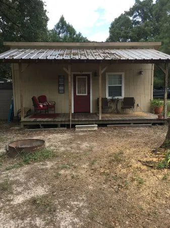 Cozy Cabin by the Pond