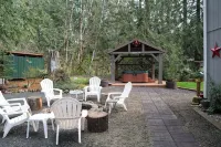 Lake Cushman Cabin, Hot tub & Relaxing Creek.
