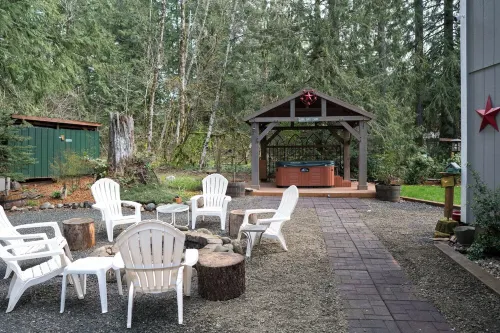 Cozy and Dog Friendly Retreat by Relaxing Creek & Hot Tub by Lake Cushman