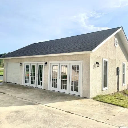 Lake Life Bungalow w/ pool & 3 Kayaks in Baymeadows Estates - Great Fishing!