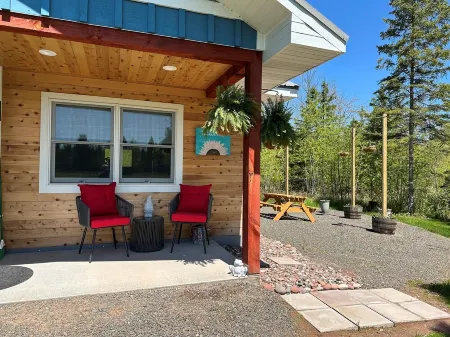 This cozy cottage is a short walk to Herbster beach! Easy access to TRAILS! Отели в г. Кловер