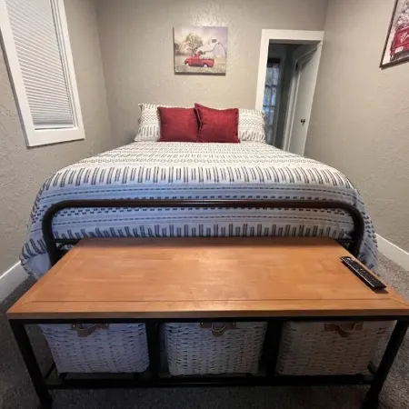 Salmon Goldbug Cottage, hot tub sleeps 8