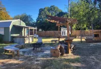 Cozy “Bunkhouse” cabin in charming Leakey with WiFi, AC. Near Frio and Garner! Hotels in Real County