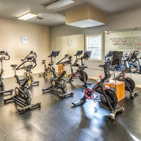 New Renovated 3BR/4BTH Condo Sleeps 10 Gym Heated Pool Walk to Stratton Mtn