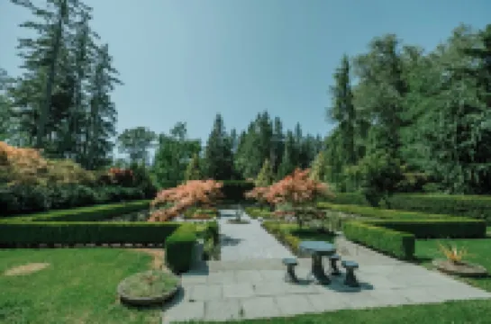 The Woodinville Wonderland Luxury Vacation Home and Event Venue Hotel a 