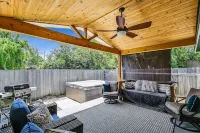 Front door parking, private covered patio with fenced in backyard Hotels in Sedgwick County