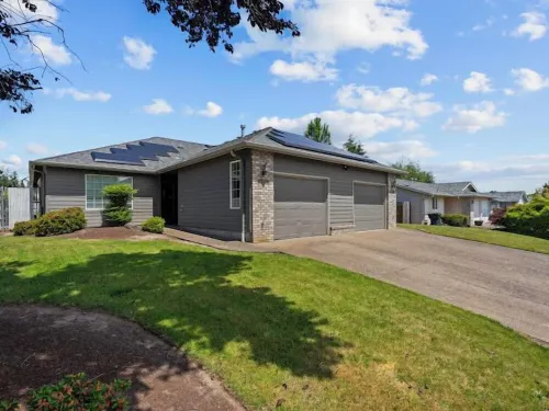 Solar Half-Plex with Chic Style in Country Glen