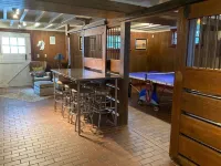 refinished barn with pool table, ping pong, pool and hot tub! 람피터 호텔