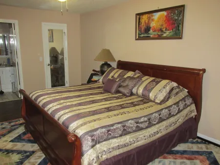 Cayce Charm Minutes to Downtown Columbia Отели в г. Кейс