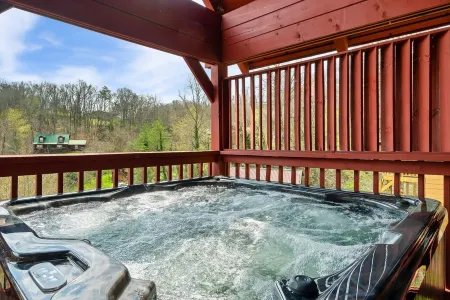 Hideaway Hangout! Family Retreat! Beautiful views, 3 decks, hot tub, multicade! Отели рядом с достопримечательностью «Зоопарк Рейнфорест Адвенчерс»