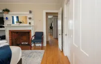 Re-listed: Adorable Condo Beverly - Salem - Halloween