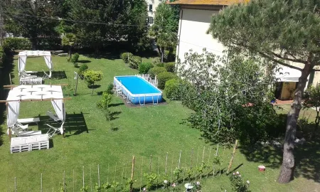 Liberty villa with private garden and parking. Close to the sea and the lake