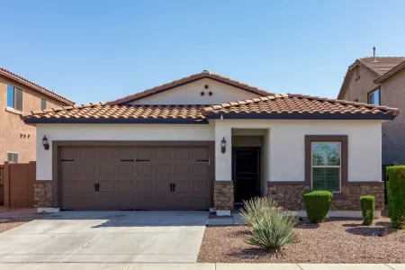 Beautiful 3 Bedroom Desert Oasis Отели рядом с достопримечательностью «Challenger Space Center»