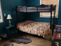 Charming completely updated cottage with water views of Croton Pond. Hotels in Croton Township