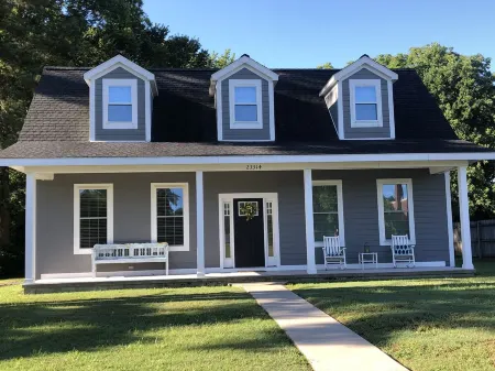 Newly Constructed Modern 1 Bedroom Apartment with Luxury Shower ~ Sleeps 3