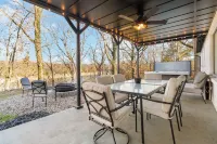 "Cumberland Shoreline Retreat" Waterfront Access, Fun, Hot Tub, Marinas