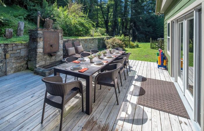 NEW!! Amazing Views & 2 porches. 2 Dens. Fire Pit. Hot Tub. Game Room. Smart TVs
