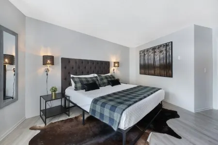 Mid-Century Escape | Mt Hood Resort | Views + Pets