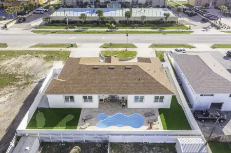 Luxury 5 Bed, 3 ba, Separate in-Law Suite, Htd Pool & Spa, Mins Walk to Beach