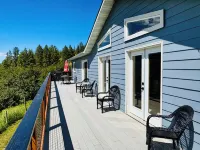 Northern Comfort - private, quiet, lake view, mountains Hotels in Stevens County