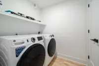 Stylish DT Apartment Loft l Rooftop+Parking+Gym! Sleeps 4