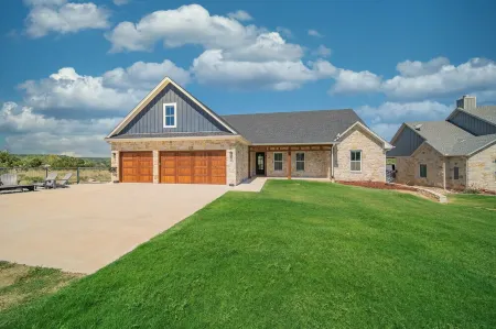 On The Rocks PK: Beautiful 5 Bedroom 3 bath home with pool and hot tub