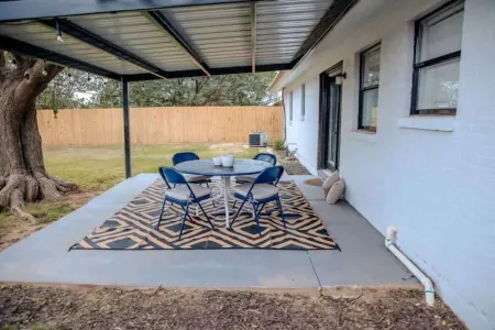 LET D'S COZY COTTAGE #2 PROVIDE YOU A COMFORTABLE STAY IN BIG SPRING, TEXAS!!!