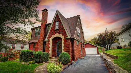 Historic 3 BR Home w/ Game Room Near Millikin Univ. Отели рядом с достопримечательностью «Glass House»