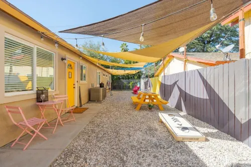 Tribune at Redlands, Arcade Hands