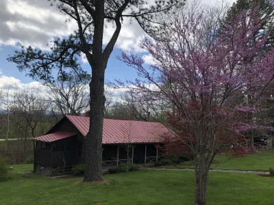 Cabell Cottage Offers The Perfect Getaway.  호텔