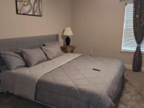 Larger 7+ Bed Home  With Movie Theater near SanAntonio & Randolph Air force base Hoteles en Universal City